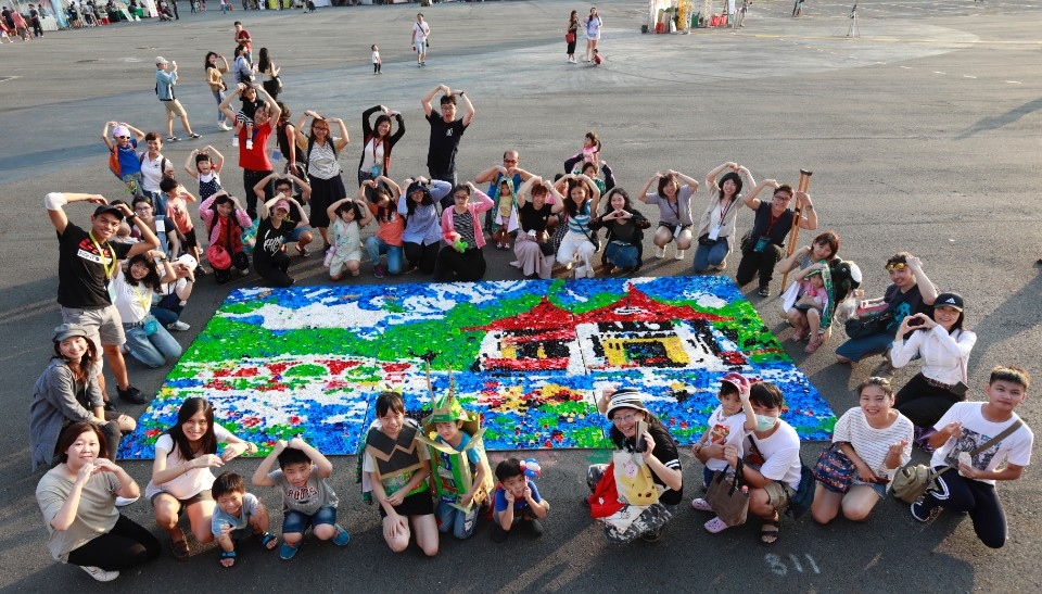 中市環保藝術節圓滿落幕！　3萬瓶蓋創作挑戰達標。(記者陳信宏翻攝)